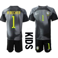 Brasilien Alisson Becker #1 Målmand Hjemmebanesæt Børn VM 2022 Kortærmet (+ Korte bukser)